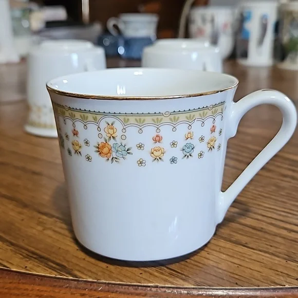 GARDEN BOUQUET - 4 Vintage Flat Cups - Fine China of Japan - Gold Trim - Picture 3 of 9